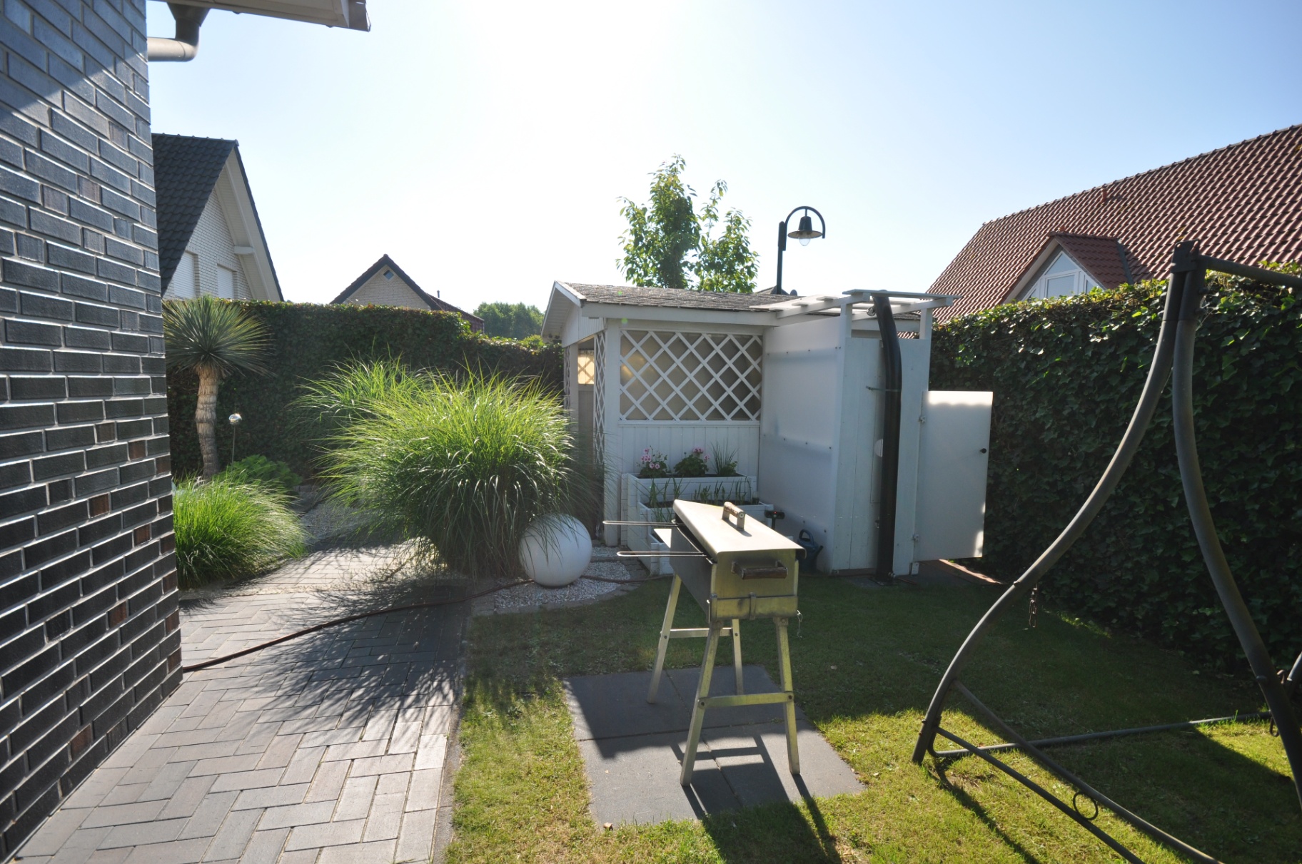 Garten mit Sitzgelegenheit und Terrasse
