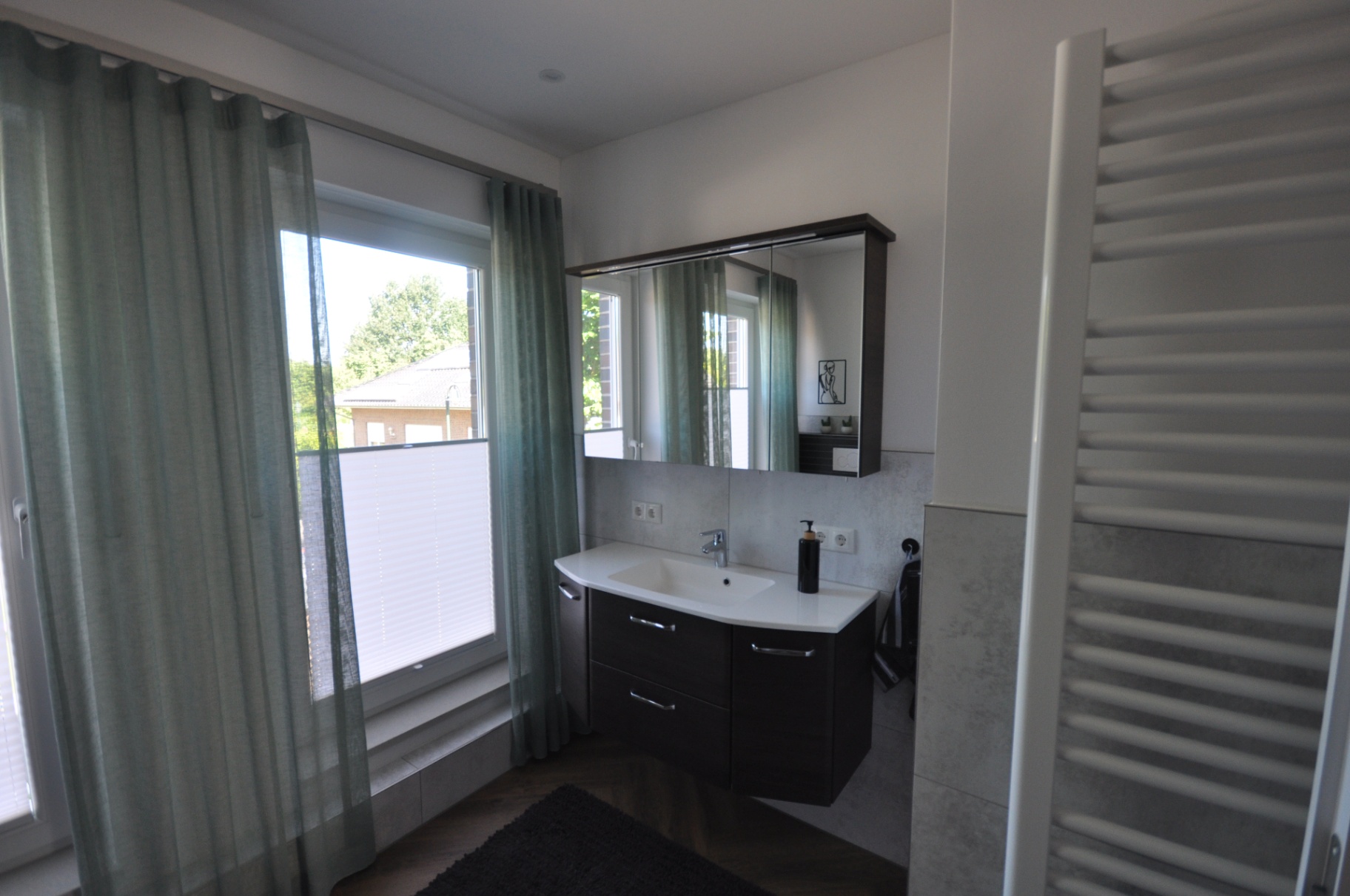 Modernes Badezimmer mit Dusche