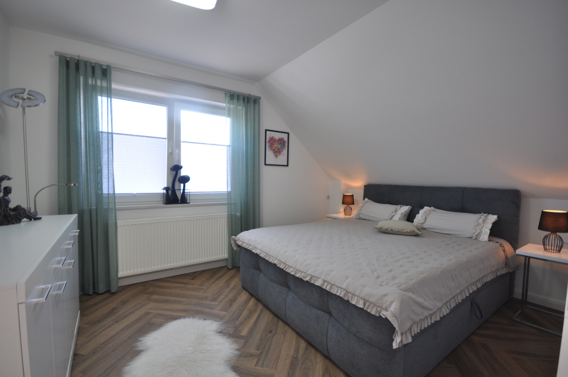 Schlafzimmer mit Doppelbett